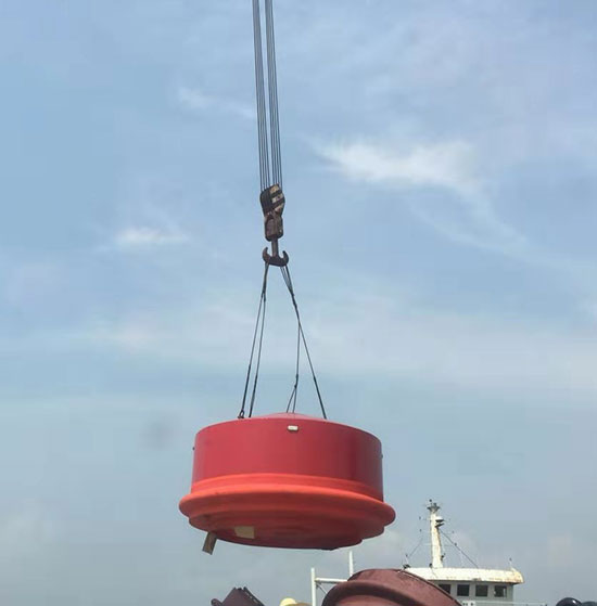 海上漂浮的鋼質浮筒填充聚氨酯發(fā)泡機(圖1) 海上漂浮的鋼質浮筒